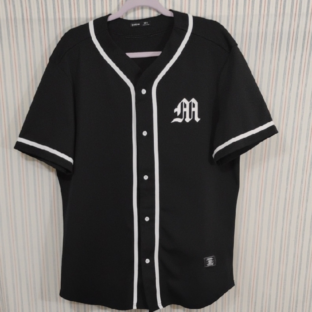 Shein Black Baseball Style Jersey With White Graphic And Trim       XL